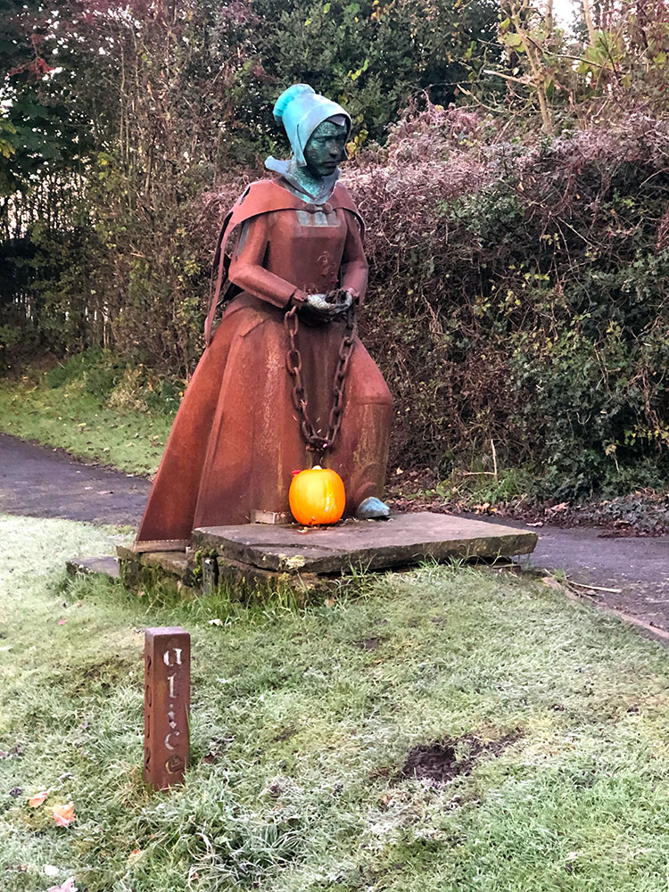 Alice Nutter statue in Roughlee