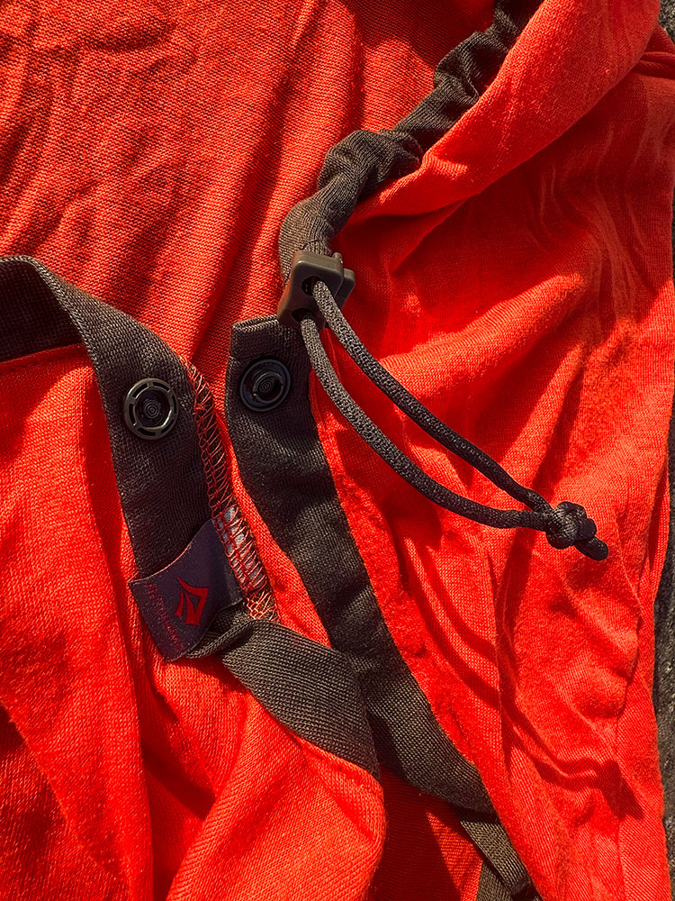 Press stud closure on a thermal sleeping bag liner