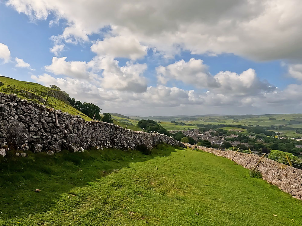 Path enclosed by walls heading towards Settle
