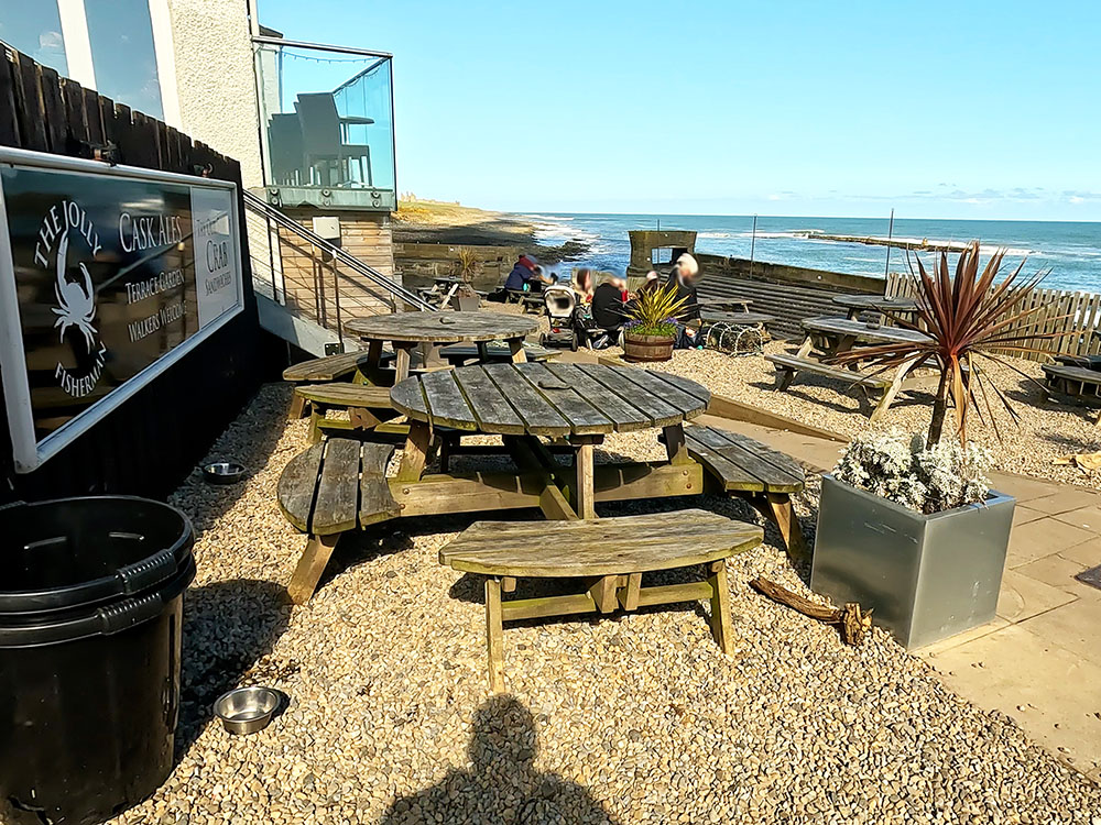 Jolly Fisherman beer garden with Dunstanburgh Castle and sea view in Craster