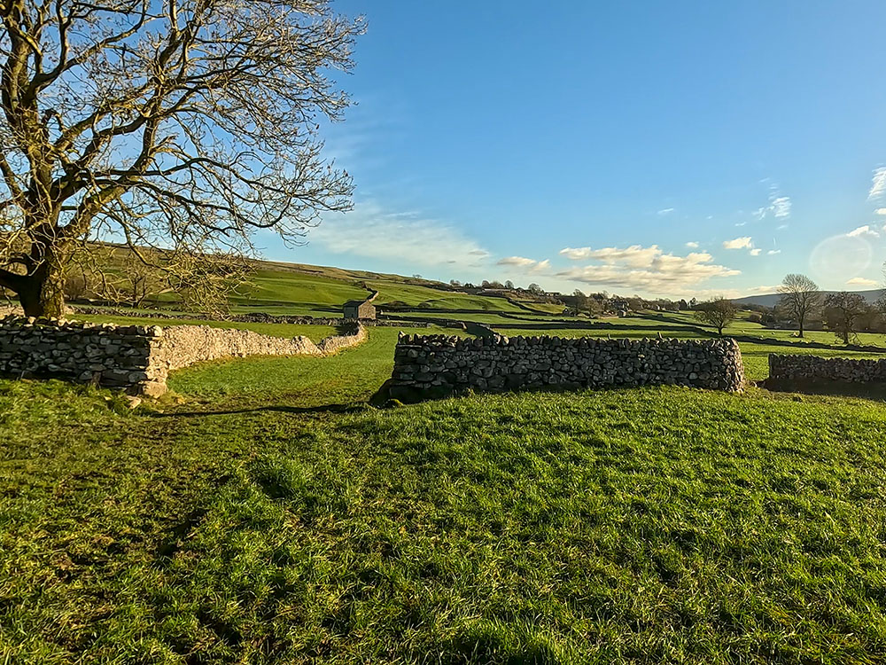 The footpath heads through the gap in the wall in the direction of the barn