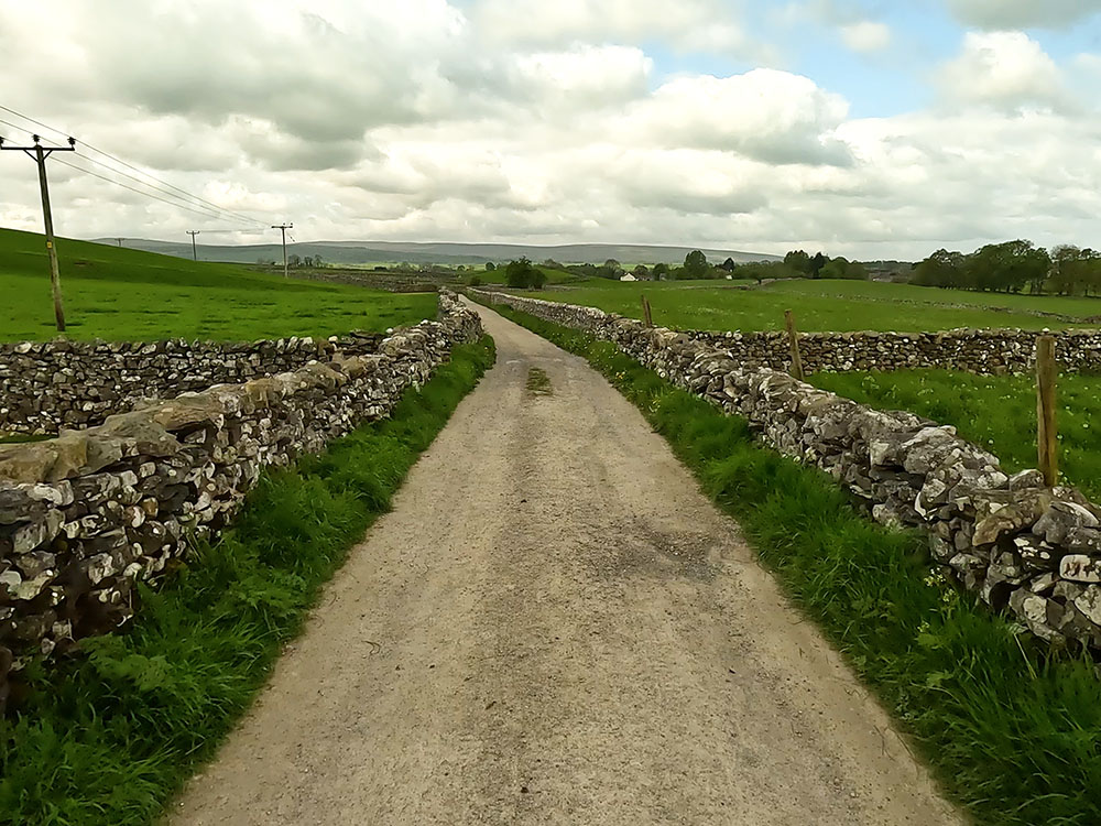 Heading along the walled Wood Lane towards Austwick Bridge