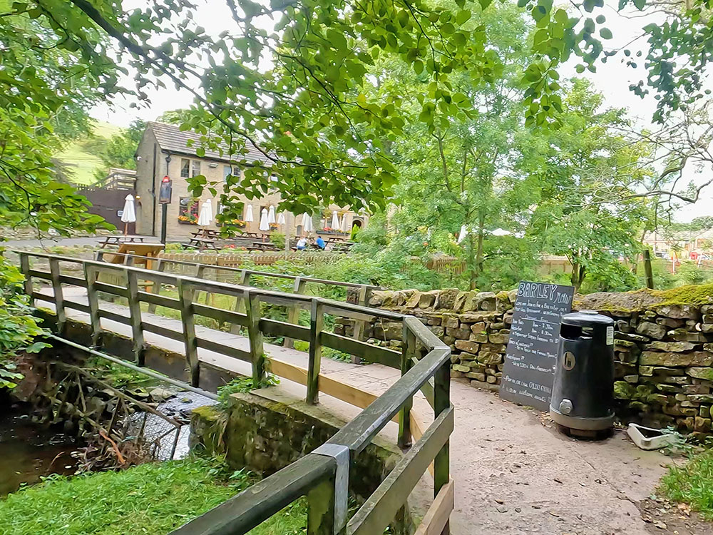 Footbridge heading towards Pendle Inn